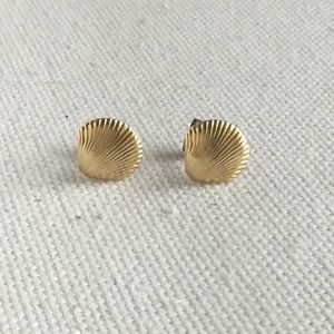Vintage Gold Tone Seashell Shaped Design Earrings